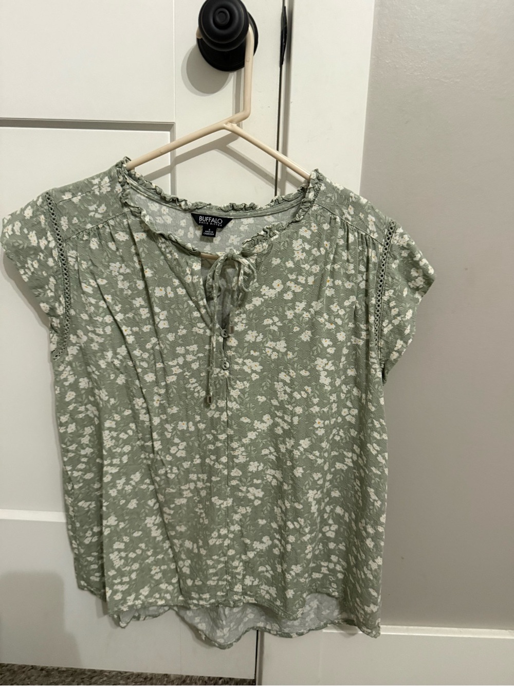 Buffalo David Bitton Sage Green Floral Tie-Neck Cap Sleeve Top